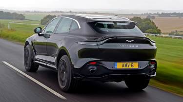 Aston Martin DBX в движении